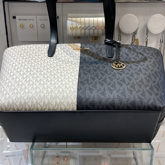Michael Kors Jet Set Medium Two-Tone Logo Tote Shoulder Bag
BLACK COMBO
… - Picture 8 of 16